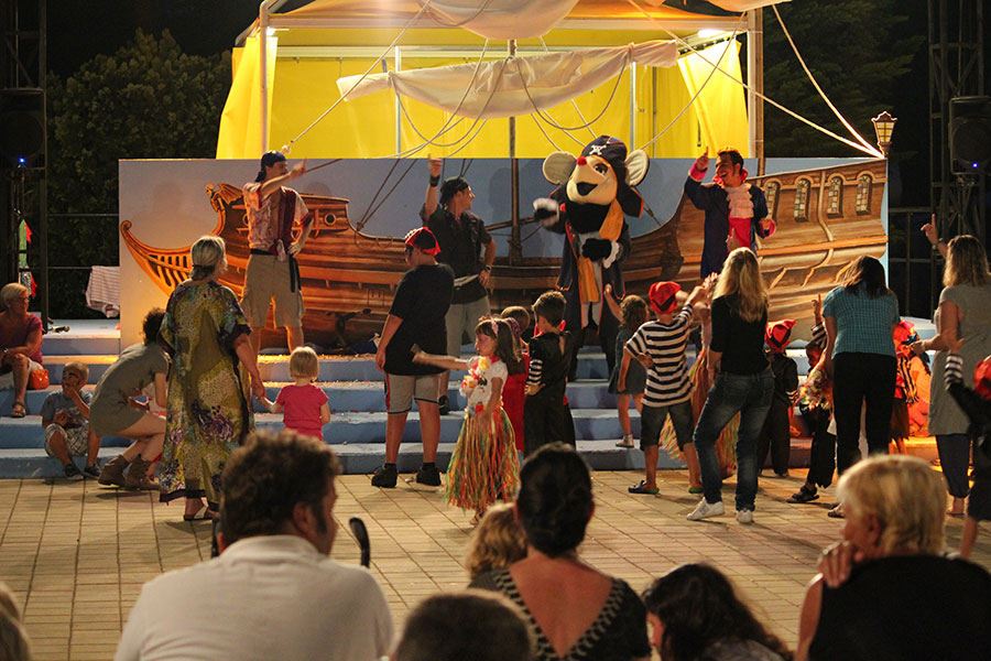 Pirate masked show with entertainers