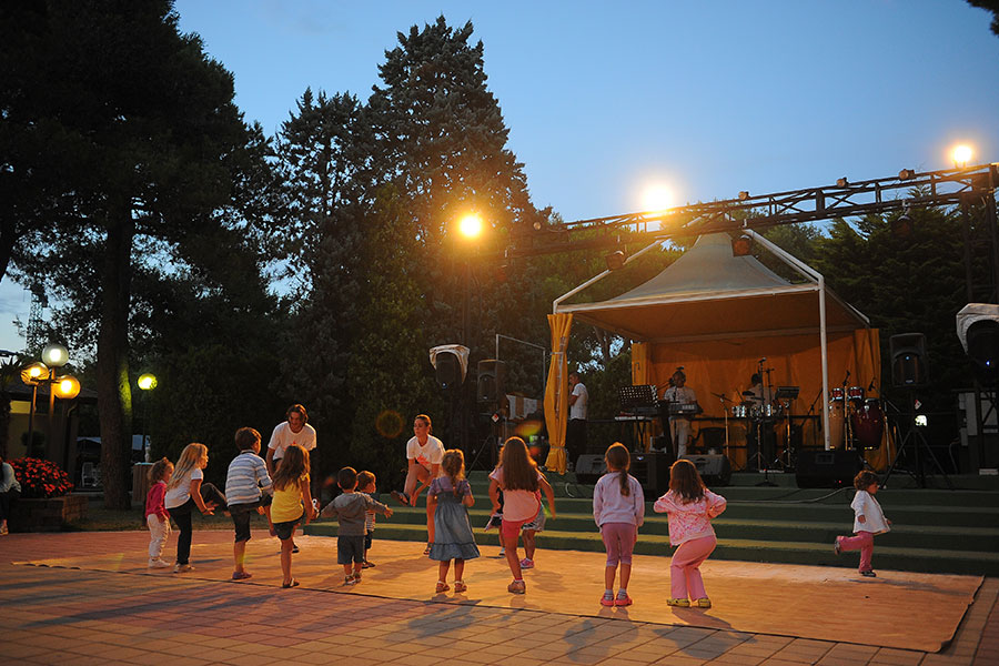 Show with entertainers and children