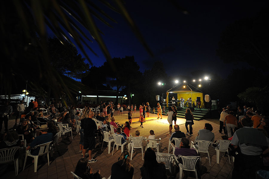 Entertainment of guests with evening entertainment