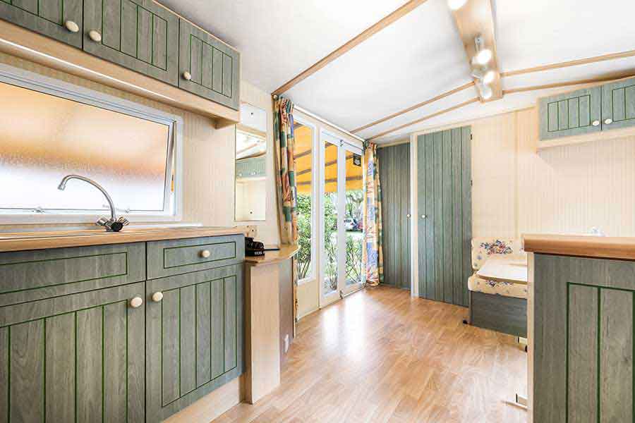 Equipped kitchen of the mobile home overlooking the terrace