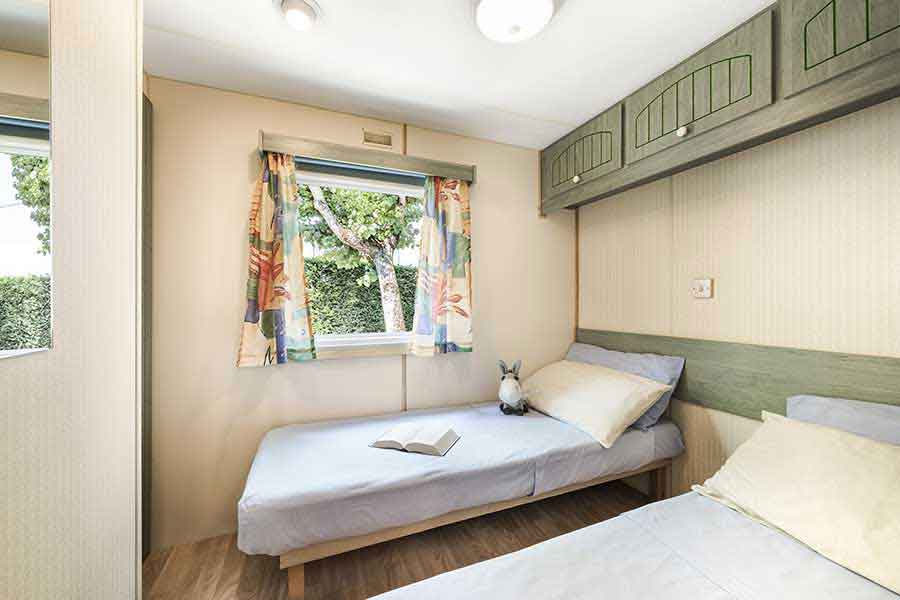 Double bedroom with two single beds of the mobile home