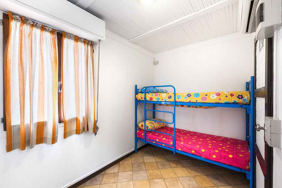 Mini-bungalow double bedroom with bunk beds