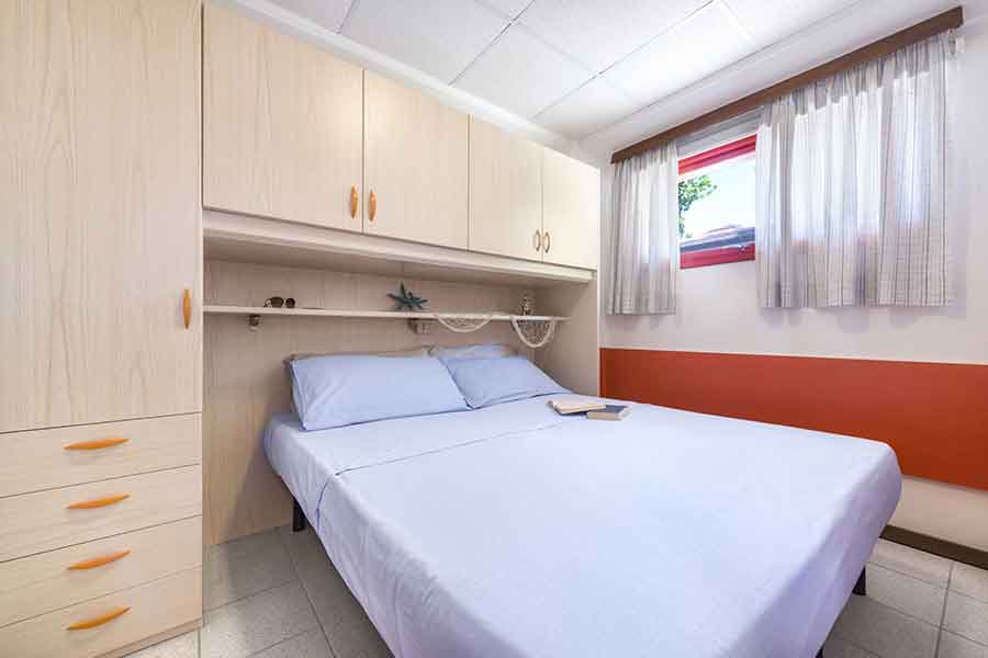 Double bedroom with bridge wardrobe of the bungalow