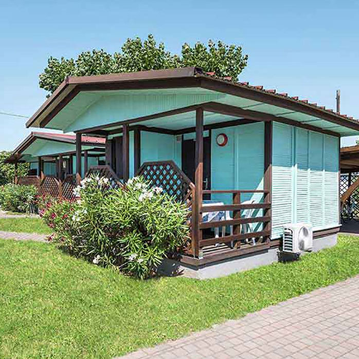 Piccoli bungalow vicini all’ingresso del villaggio