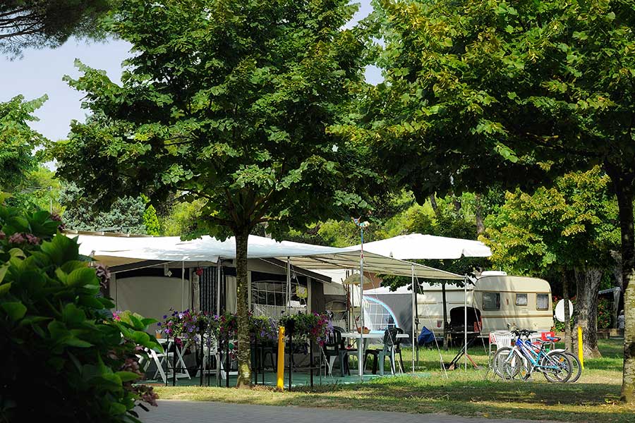 Pitches with tents and caravans