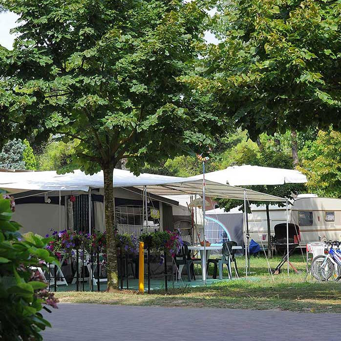 Piazzole ombreggiate con tende, roulotte e camper