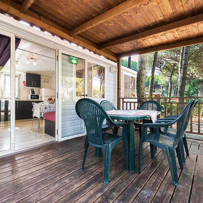 Veranda Maxi Caravan, attrezzata con tavolo e sedie