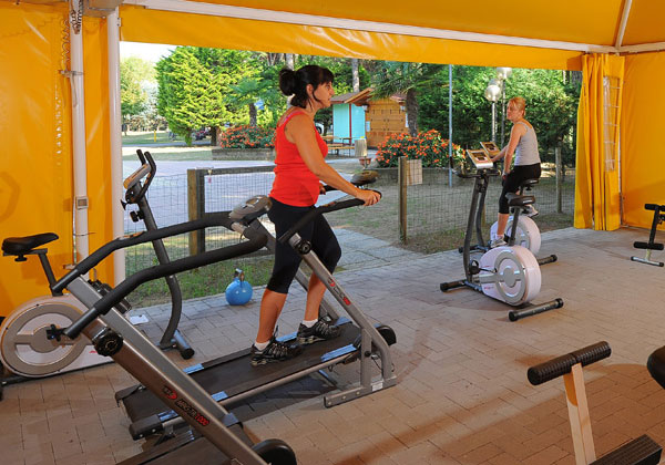 Due ragazze utilizzano gli attrezzi della palestra del villaggio